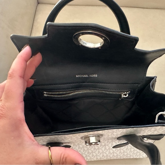 Michael Kors Black and white Carmen Satchel, Hangbag - Picture 9 of 10